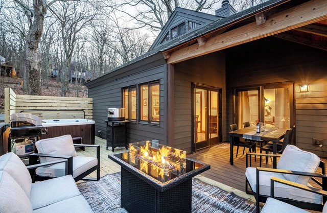 Modern Luxe Treetop Retreat w/ Hot Tub, Gas Fire Pit, Steps to Ski! 100% 5 Star!