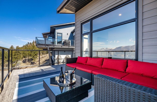 Modern & Luxurious Townhouse with 10/10 Lake VIEWS
