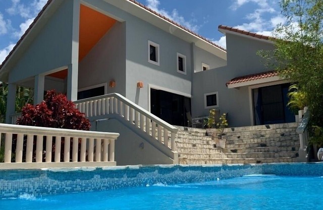 Villa de lujo moderna 4BR Sosua, vista al mar, piscina, jacuzzi, paseo a las playas, ciudad