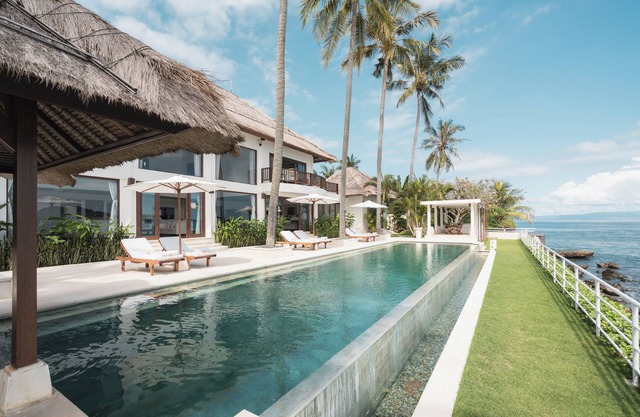 Modern Luxury 5 Bdr Ocean front Villa w/ Infinity Pool in Candidasa