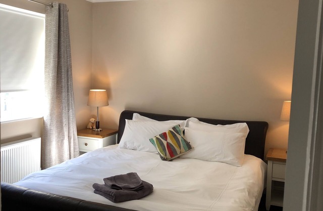 Lujo moderno cerca de la ciudad de Cork. Grandes camas, duchas potentes, sala de vapor y gimnasio.