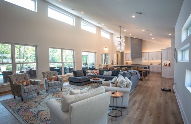 Modern Luxury on Cedar Creek Lake, Private Pool!