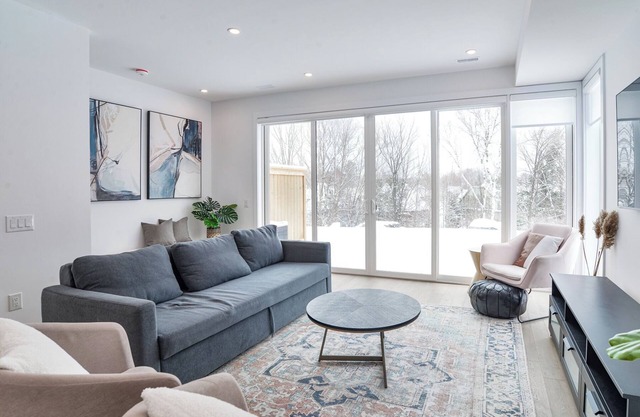 Modern Luxury Resort Villa on Muskoka Bay Golf Course - 5 min from Lake Muskoka!