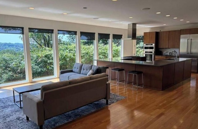Modern Luxury steps 0.4 mi from Stadium