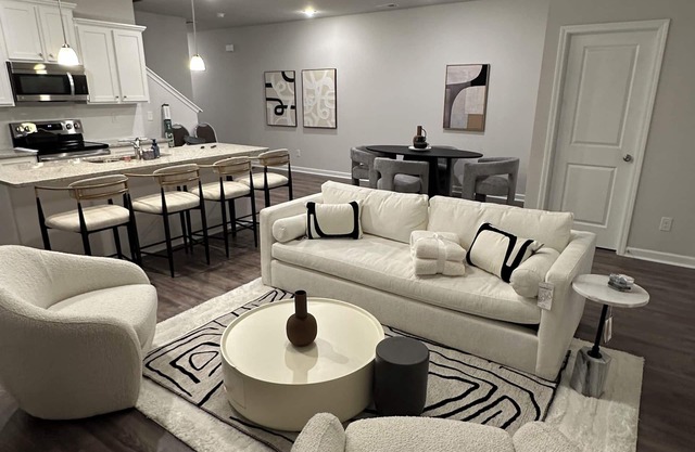 Modern-Luxury Townhouse - High-End Amenities & Designs - Near Airport