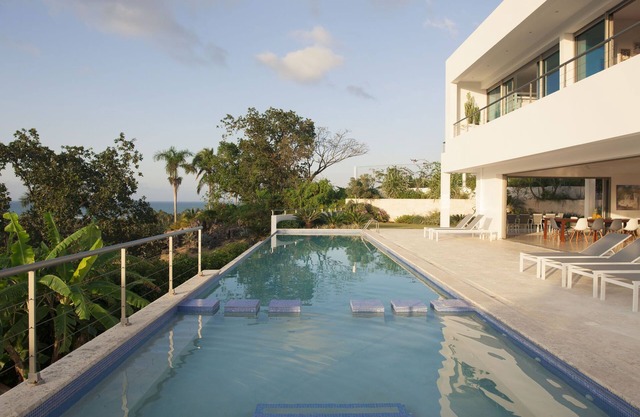 Villa moderna de lujo con espectacular vista al mar