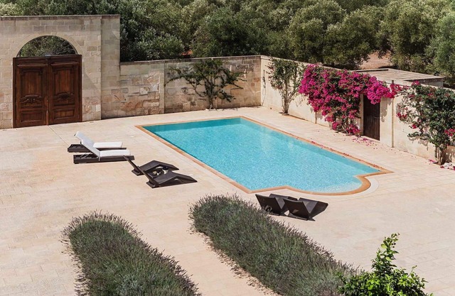 Moderna Masseria Inmersa En Olivar.