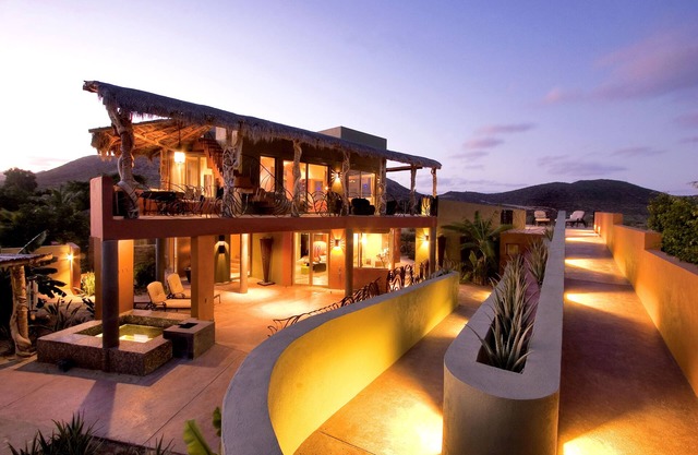 Moderna casa mexicana con vista panorámica al mar