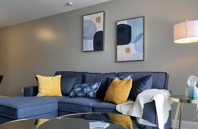 Modern Midtown/Plaza Condo Safe & Cozy + Balcony!