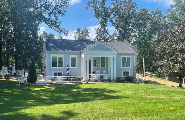 Modern Miss - Inviting, modern home 5 minutes from the Square and Ole Miss.