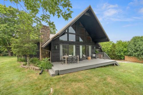 Modern Mountain Cabin by AvantStay Hot Tub