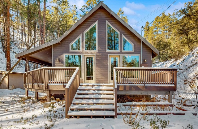 Modern mountain cabin with forested views, play loft & deck - dog-friendly