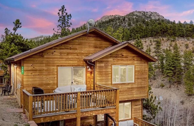 Modern Mountain Chalet - Walk to Town