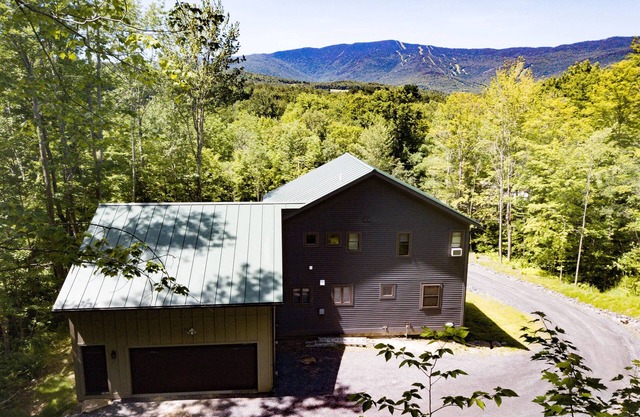 Modern Mountain Escape + Studio minutes to town & mountains
