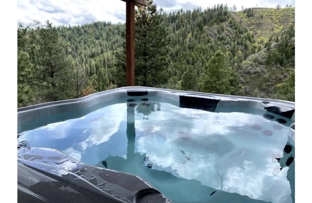 Modern mountain escape with 6 bedrooms