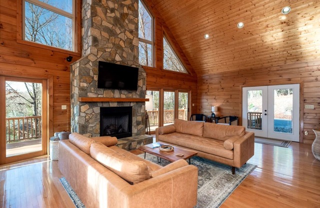 Modern Mountain Getaway in Connestee Falls now with a Tesla charger!