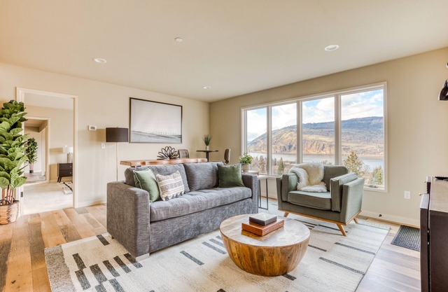 Modern mountain & river-view house with balcony, deck, gym, and WiFi