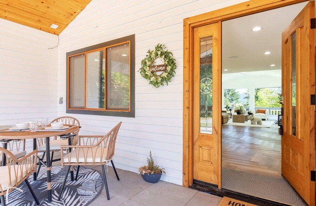 Modern Mountain View Getaway w| Huge Outdoor Space