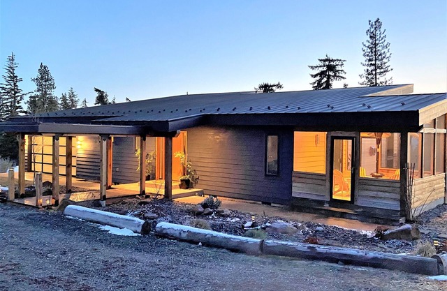 Modern Mountain View Getaway - 26 Acres