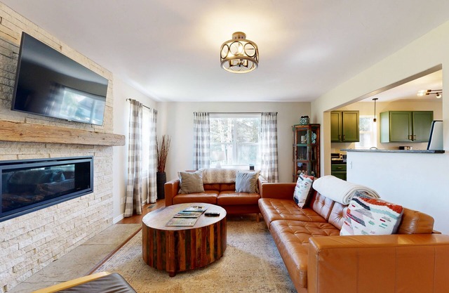 Modern, mountain-view townhome with fireplace & W/D - walk to Riverwalk & park