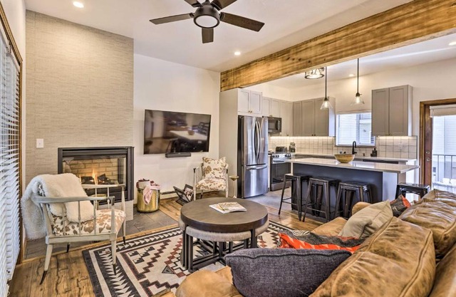 Modern Mountain-View Townhome about 4 Mi to Slopes
