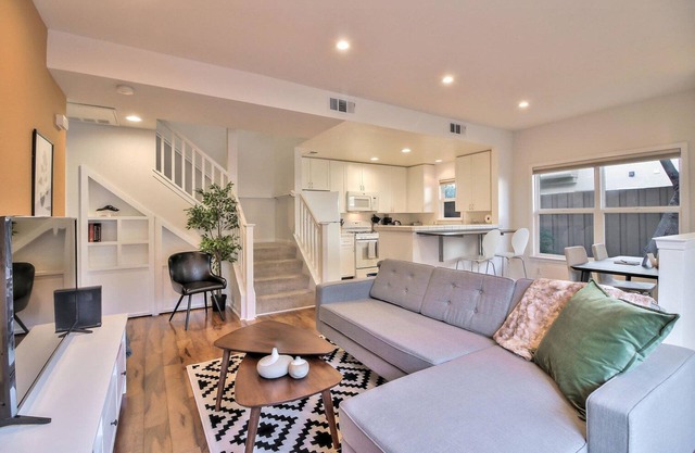 Modern Mountain View 2BR w/ Patio & Vaulted Ceilings