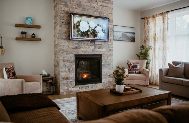Modern Muskoka Retreat w/King Bed & Sunroom