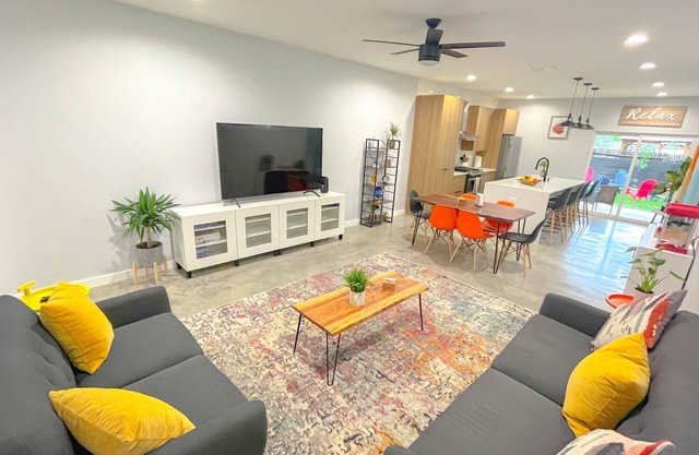 🌺 MODERN NATURE - 2 STORY DOWNTOWN DELIGHT 🪴