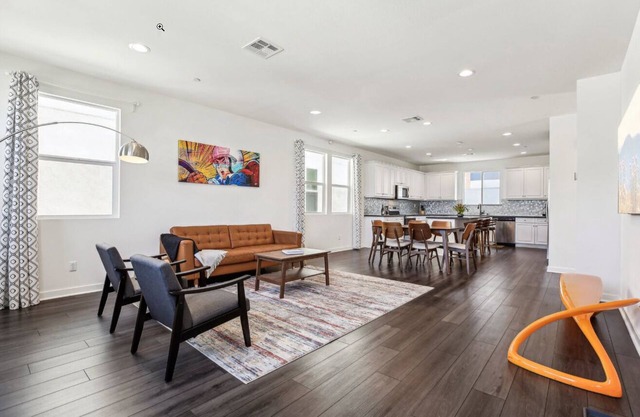 Modern New Home, 6 miles from Disney