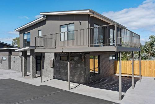 Modern New Home near Howrah Beach