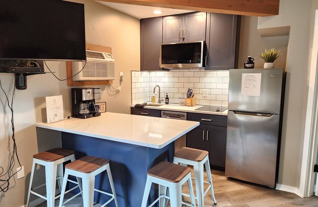Modern NEW renovated bathroom, WIFI, Pool, new kitchen Summer of 24! sleeps 4.