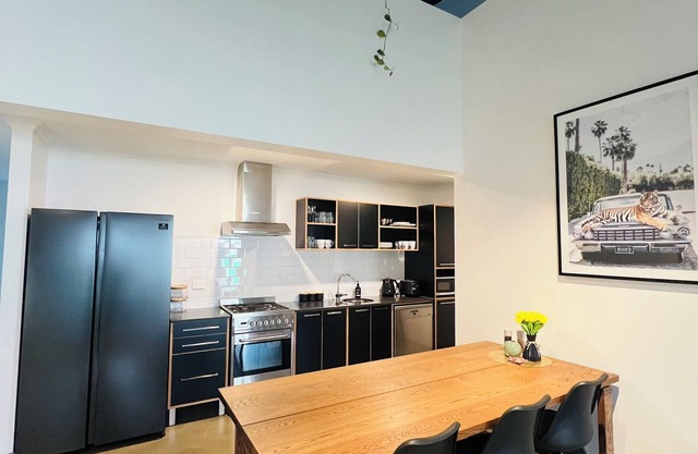 Modern New Yorker Inspired Townhouse~ Full kitchen-Fast Wifi- Near Bunbury