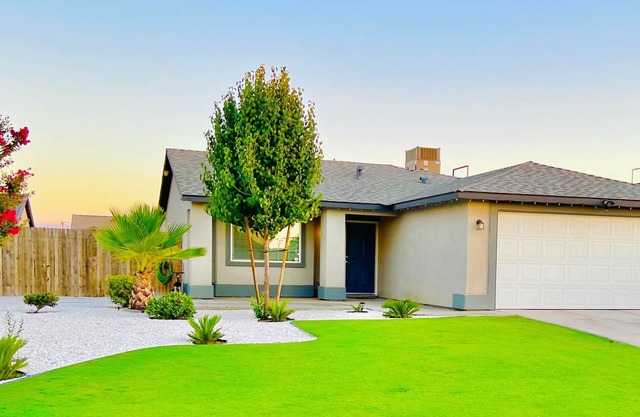 Modern Newer 4 bedroom Home with Free parking