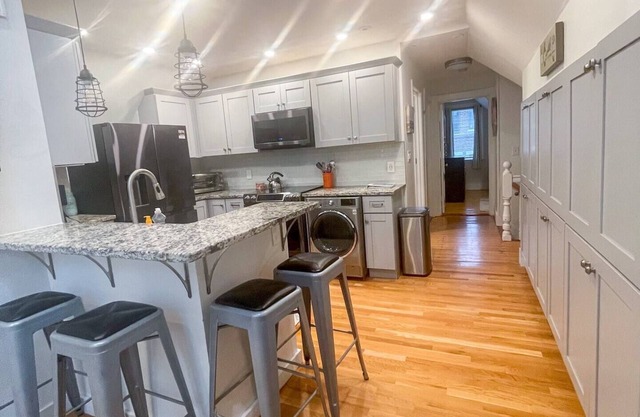 Acogedor, moderno, recientemente renovado 3Bed, 2Bath, Pasos para MBTA