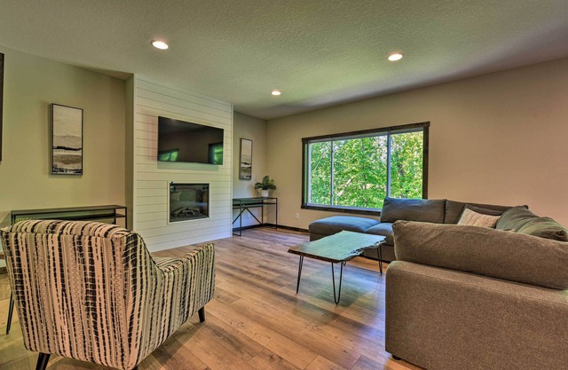 Modern Nisswa Escape w/ Deck: Walk to Gull Lake!