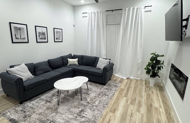 Modern Oasis 8 Mins to Downtown, Wi-Fi, Coffee Bar & Free Parking