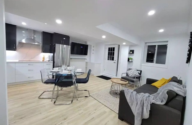 Modern Oasis In Richmond Hill, The Place For You!