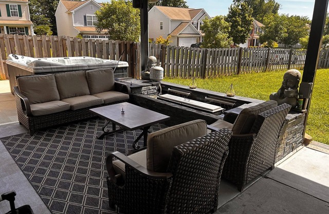 Modern Oasis! Near Airport With Tons Of Shopping!