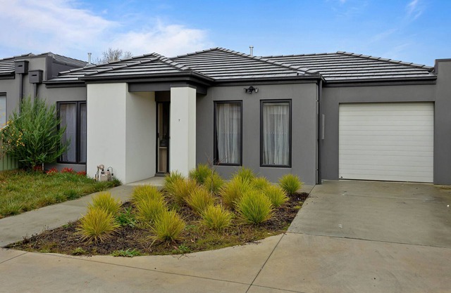 Modern Oasis, Stylish 3 Bedroom Retreat Near Lake Wendouree