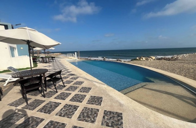 Modern Ocean Footage Pool/Hot Tub
