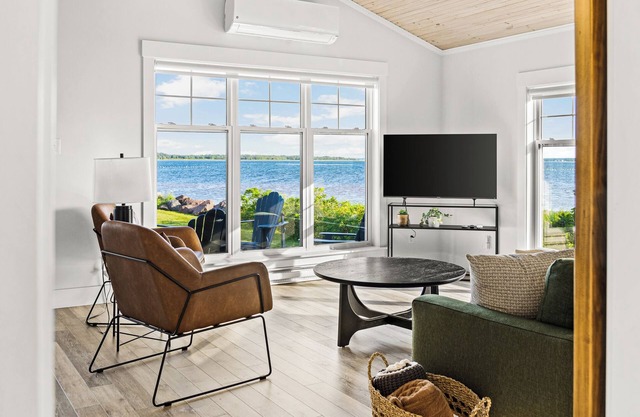 Modern Oceanfront Cottage near Shediac – Fully Equipped & Family Perfect