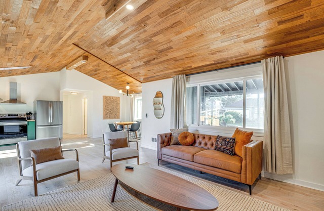 Modern Oregon Cottage w/ Hot Tub: Walk to Beach!