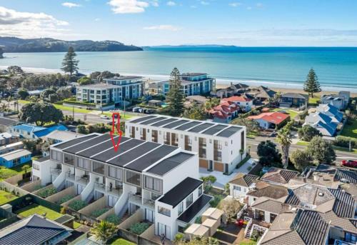 Modern Orewa Delight w Parking just Steps to Beach