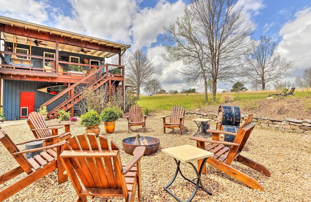 Modern Outdoor Escape: Deck, Kayak, Mtn Views