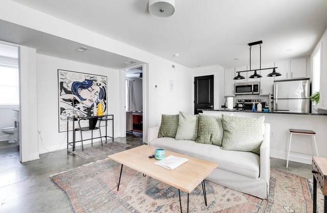 Peaceful Churchill Apt; Central Location, Modern