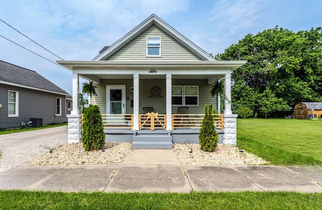 Modern pet friendly house near Starved Rock! Fully fanced yard!