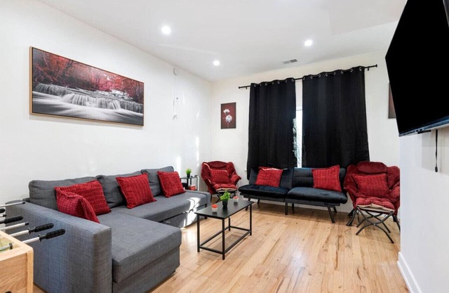 Modern Pilsen Apt 3 Bedrooms