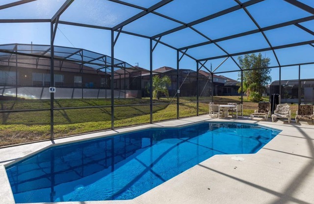 Moderna casa de piscina con sala de juegos, 2 en suites y solo 15 minutos de parques temáticos.