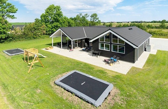 Modern pool house with great equipment, WiFi, oven and large kitchen
