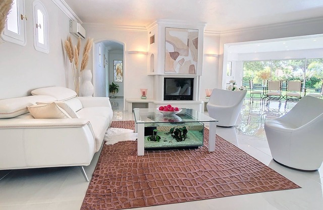 Moderna casa provenzal con piscina y jacuzzi.
